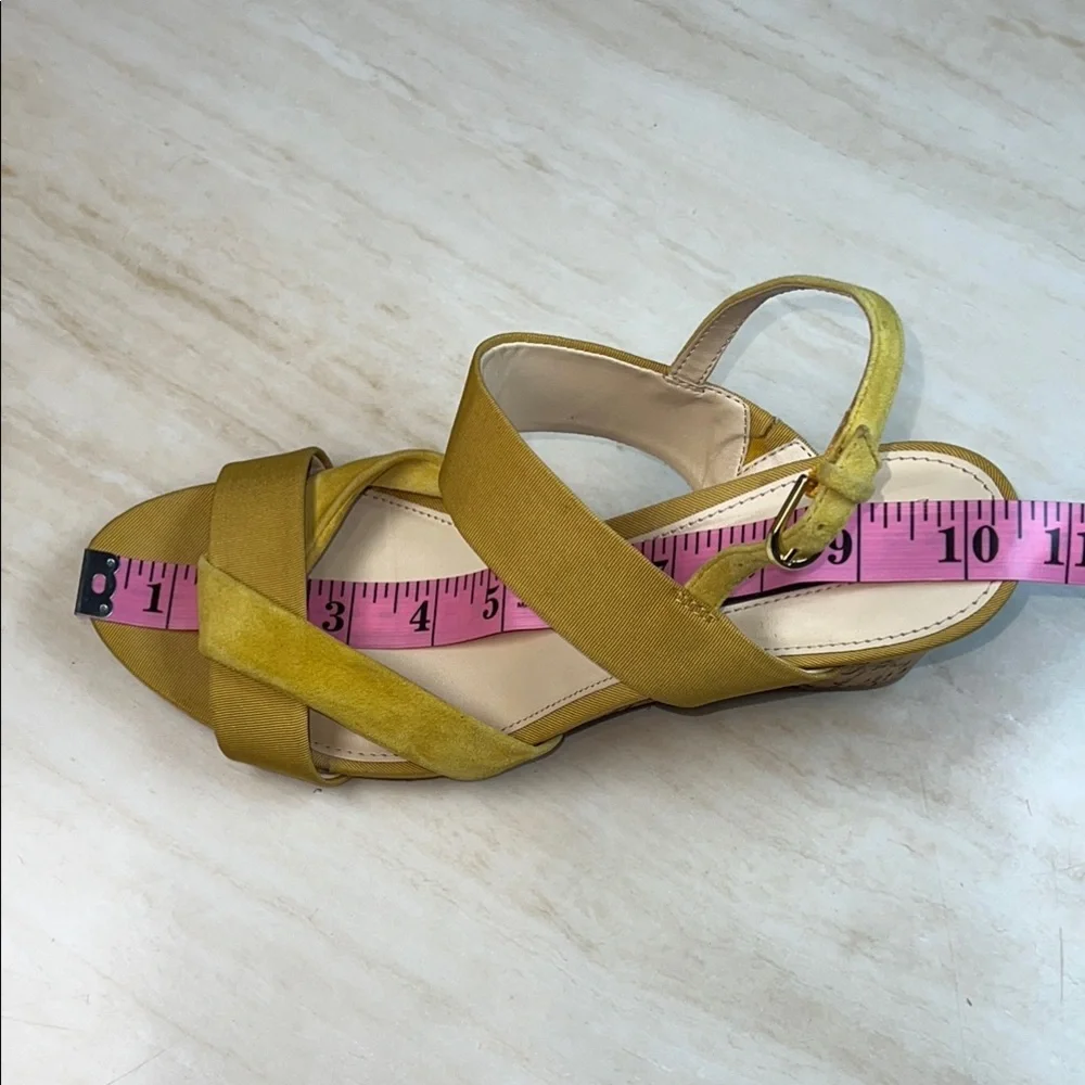 Isaac Mizrahi Mustard Wedge Sandals  size9.                               ordrA2